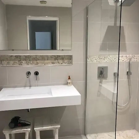 Apartment Vue Piscine A Debordement